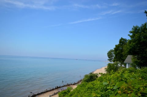 The Bott Cott: Cozy 3-Bedroom Retreat in Grand Haven House in Grand Haven