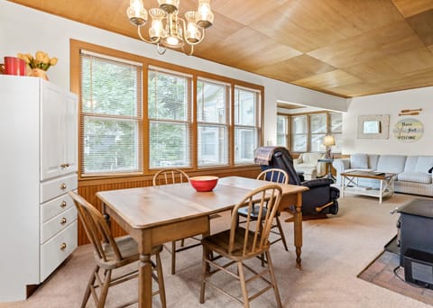 The Bott Cott: Cozy 3-Bedroom Retreat in Grand Haven House in Grand Haven
