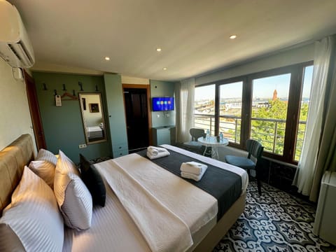 Bed, TV and multimedia, Photo of the whole room, Seating area, air conditioner