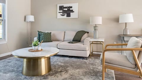 Landing at The Park at London - 2 Bedrooms in Morrow Apartment in Forest Park