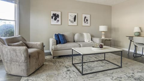 Landing at The Park at London - 2 Bedrooms in Morrow Apartment in Forest Park