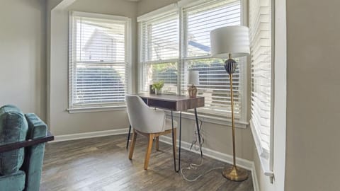 Landing at The Park at London - 2 Bedrooms in Morrow Apartment in Forest Park