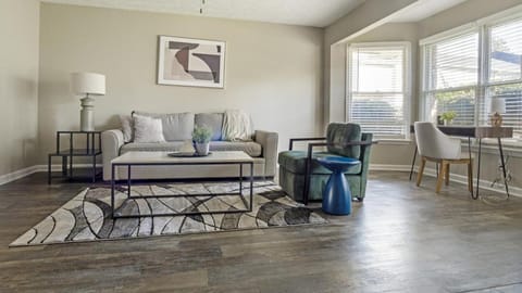 Landing at The Park at London - 2 Bedrooms in Morrow Apartment in Forest Park