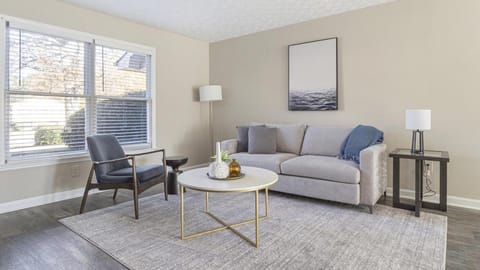 Landing at The Park at London - 2 Bedrooms in Morrow Apartment in Forest Park