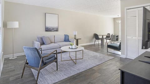 Landing at The Park at London - 2 Bedrooms in Morrow Apartment in Forest Park