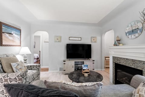 Peaceful Pastel - Cheerful Cottage Close to Pere Marquette and Muskegon Lake - Pet Friendly House in Muskegon