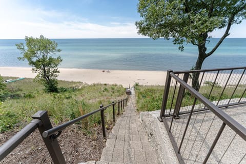 Lake Michigan Beach Cottage - beach access and stunning views. House in Michigan
