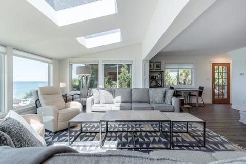 Lake Michigan Beach Cottage - beach access and stunning views. House in Michigan