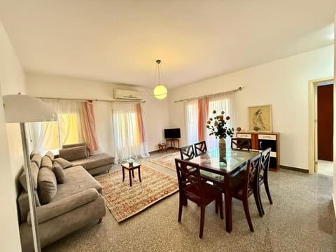 TV and multimedia, Living room, Seating area, Dining area, air conditioner