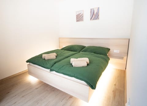 Bed, Bedroom, towels