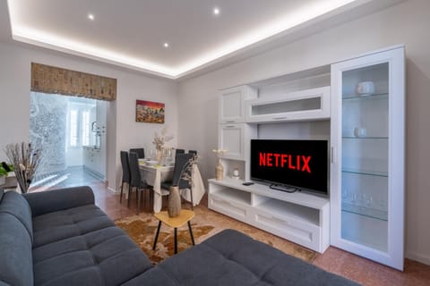 TV and multimedia, Living room, Seating area, Dining area, Evening entertainment
