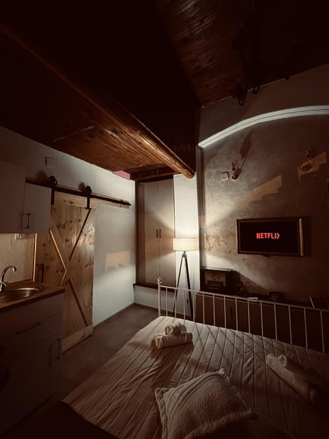 Bed, TV and multimedia, Living room, Photo of the whole room