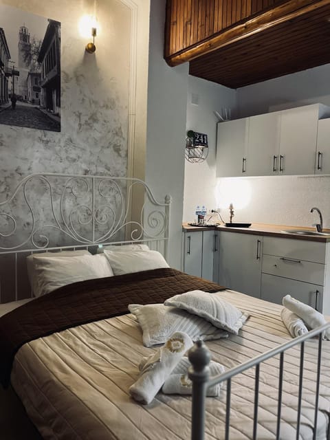 Bed, Kitchen or kitchenette, towels