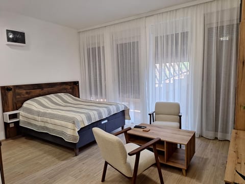 Bed, Seating area