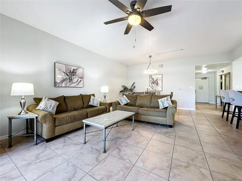 Spacious 3 Bed 3 Bath Luxury Condo 5 min from Disney Apartment in Orlando