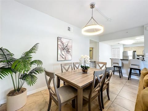 Spacious 3 Bed 3 Bath Luxury Condo 5 min from Disney Apartment in Orlando