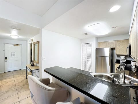 Spacious 3 Bed 3 Bath Luxury Condo 5 min from Disney Apartment in Orlando