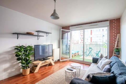 Patio, Communal lounge/ TV room, Day, TV and multimedia, View (from property/room), Balcony/Terrace, Living room, Seating area