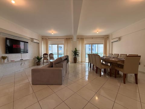 Communal lounge/ TV room, TV and multimedia, Living room, Seating area, Dining area, Evening entertainment