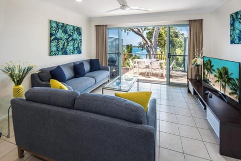Patio, TV and multimedia, Living room, Seating area, Evening entertainment