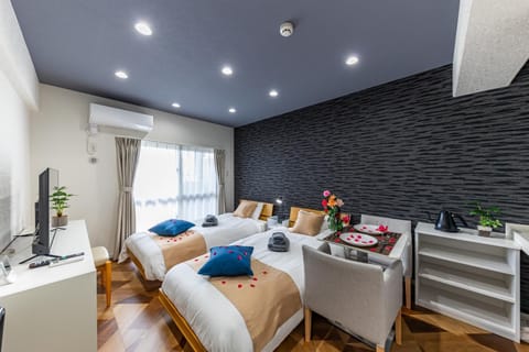 Bed, TV and multimedia, Living room, Photo of the whole room, Bedroom, towels