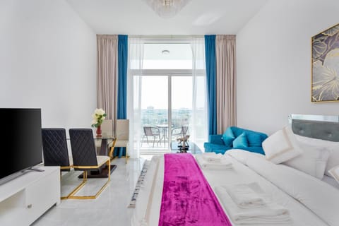 Bed, TV and multimedia, Living room, Photo of the whole room, Seating area, Evening entertainment, Bedroom, towels