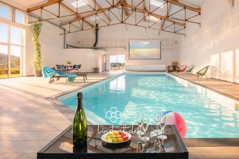 Dining area, Pool view, Swimming pool, sunbed