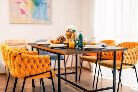 Food and drinks, Seating area, Dining area