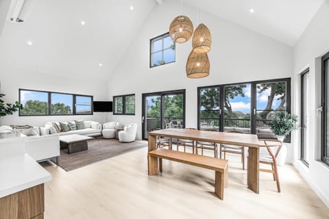 TV and multimedia, Living room, Seating area, Dining area