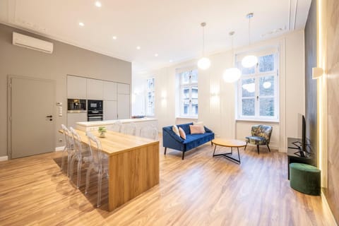 TV and multimedia, Kitchen or kitchenette, Living room, Seating area, Dining area