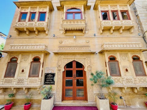 Property building, Facade/entrance