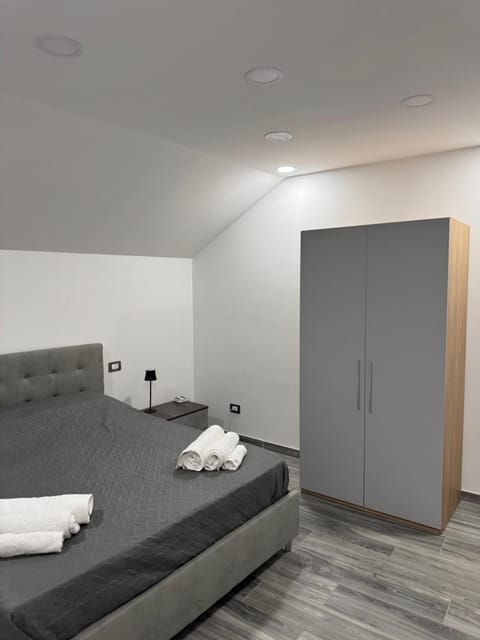 Bed, towels