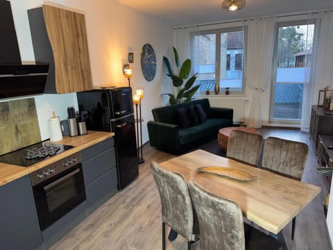 Kitchen or kitchenette, Living room, Seating area, Dining area