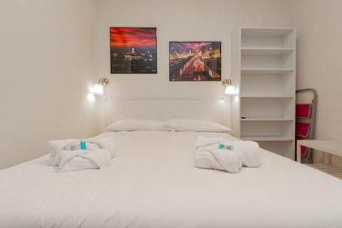 Bed, Bedroom, towels