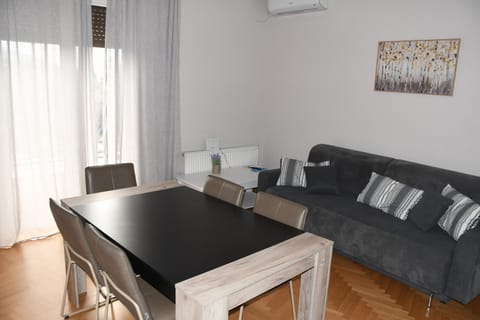 Living room, Seating area, air conditioner