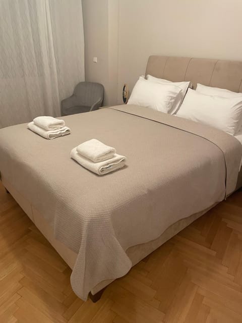 Bed, Bedroom, towels