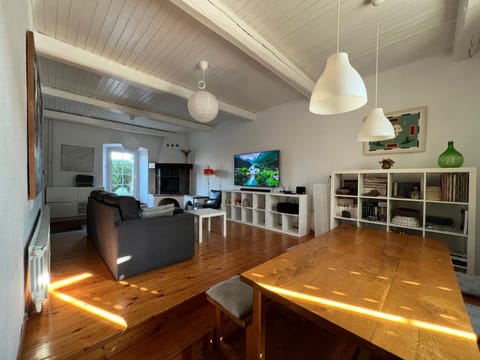Communal lounge/ TV room, TV and multimedia, Living room, Seating area, Dining area
