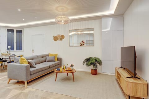 Martine Suite, Place de la République Apartment in Paris