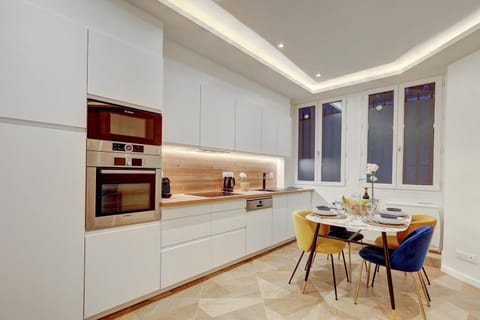 Martine Suite, Place de la République Apartment in Paris