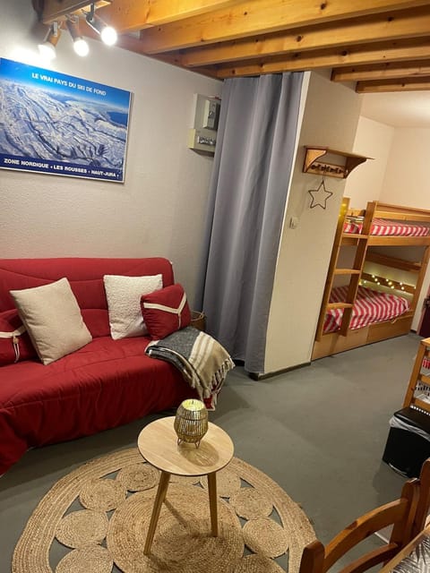 Chaleureux studio montagnard avec balcon 2402 Apartment in Jura