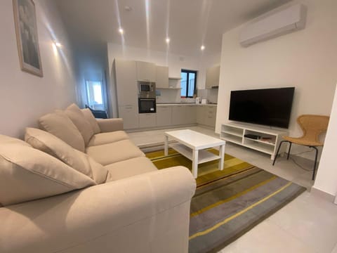 TV and multimedia, Living room, Seating area, Evening entertainment, air conditioner