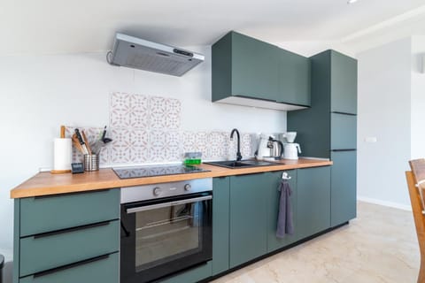 Coffee/tea facilities, Kitchen or kitchenette, oven, stove