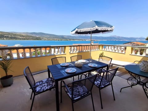 Day, Natural landscape, View (from property/room), Balcony/Terrace, Dining area, Mountain view, Sea view