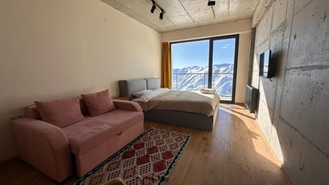 Bed, TV and multimedia, Living room, Seating area, Bedroom, Mountain view