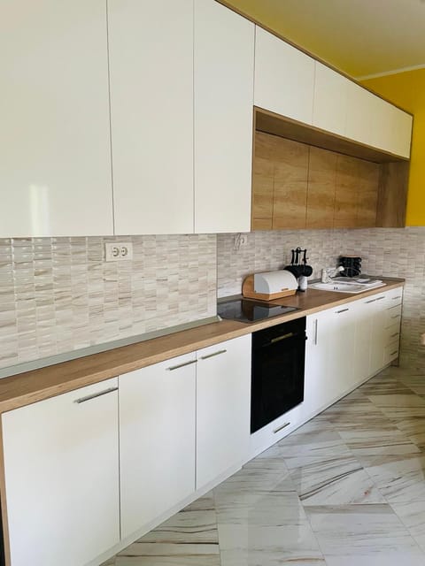 Kitchen or kitchenette, dishwasher, stove