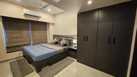 Photo of the whole room, Bedroom, wardrobe, air conditioner