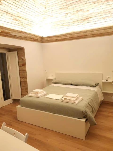 Bed, Bedroom, towels