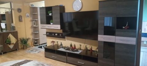 Kitchen or kitchenette, minibar