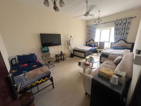 SHJ DXB Sunny Border Guesthouse Bed and Breakfast in Al Sharjah