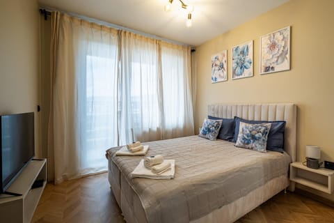 Bed, TV and multimedia, Photo of the whole room, Bedroom, towels